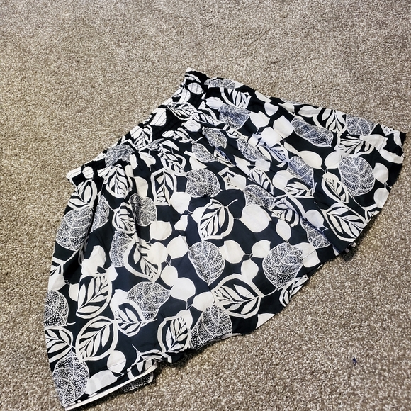 10/$30  💙🤍    EUC  summer skirt - navy palm print - Picture 2 of 4